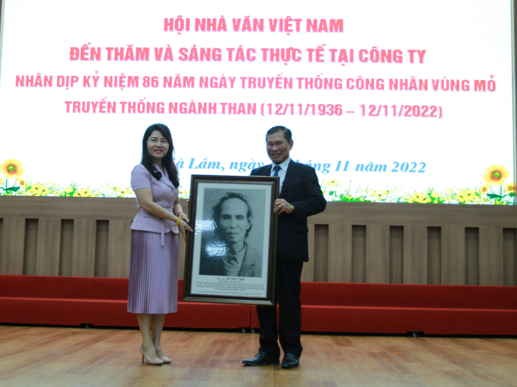 Đại diện đoàn thực tế sáng tác tặng bức ảnh chân dung nhà văn Võ Huy Tâm, Giải thưởng Nhà nước về VHNT, người đặt nền móng cho văn học viết về công nhân mỏ cho lãnh đạo Công đoàn Than- Khoáng sản Việt Nam.