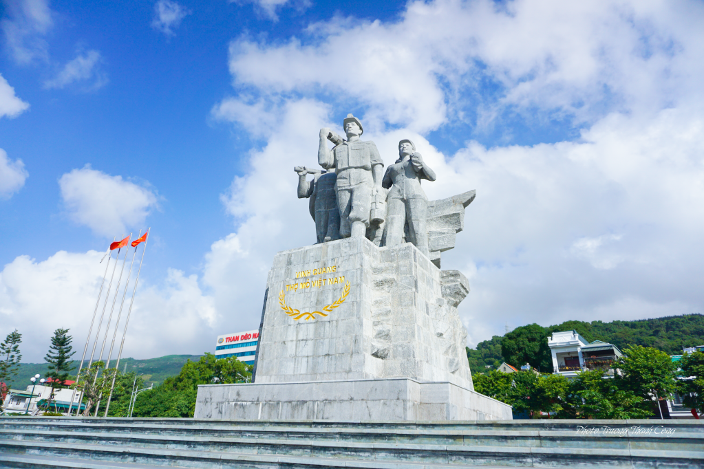 Tượng đài “Vinh quang thợ mỏ Việt Nam” được coi là biểu tượng của vùng mỏ