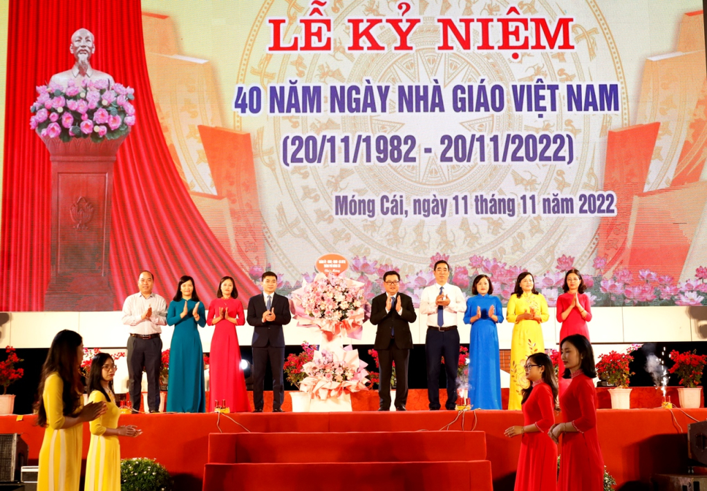 Các đồng chí lãnh đạo Thành phố tặng hoa chúc mừng ngành Giáo dục Móng Cái nhân kỷ niệm 40 năm ngày Nhà giáo Việt Nam (20/11/1982-20/11/2022)