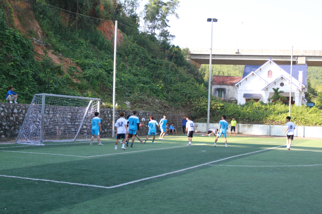 Trận đấu bóng đá nam giữa 2 đội Trường Cao đẳng Than- Khoáng sản Việt Nam và Trường Cao đẳng Nông lâm Đông Bắc.