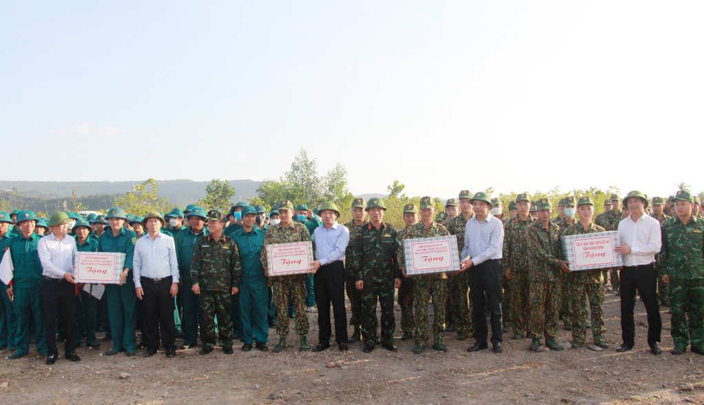 Đồng chí Bí thư Tỉnh ủy, Chủ tịch HĐND tỉnh cùng các đồng chí lãnh đạo tỉnh tặng quà động viên lực lượng tham gia diễn tập.