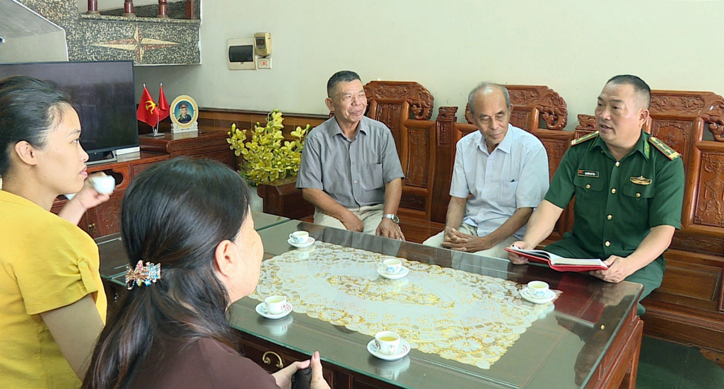 Trung tá Nguyễn Quý Yên, Đồn BP Trà Cổ vận động tuyên truyền thực hiện chính sách pháp luật cho hội viên nông dân khu Đông Thịnh, phường Trà Cổ (TP Móng Cái).