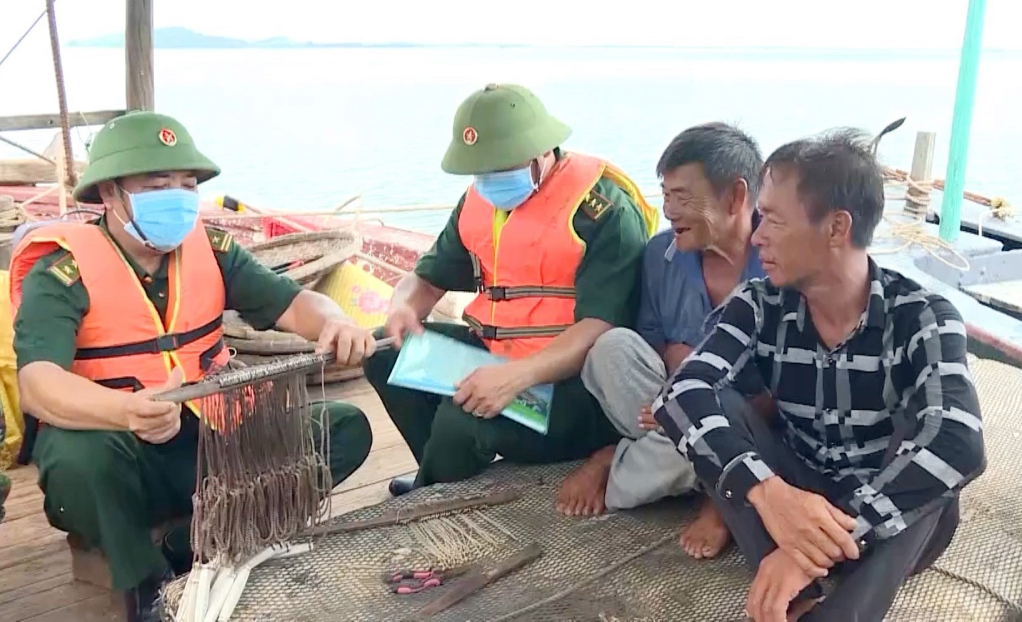 Cán bộ, chiến sĩ Đồn BP Trà Cổ vận động ngư dân là hội viên nông dân của thành phố thực hiện nghiêm việc quy định trong việc khai thác thủy sản trên địa bàn.