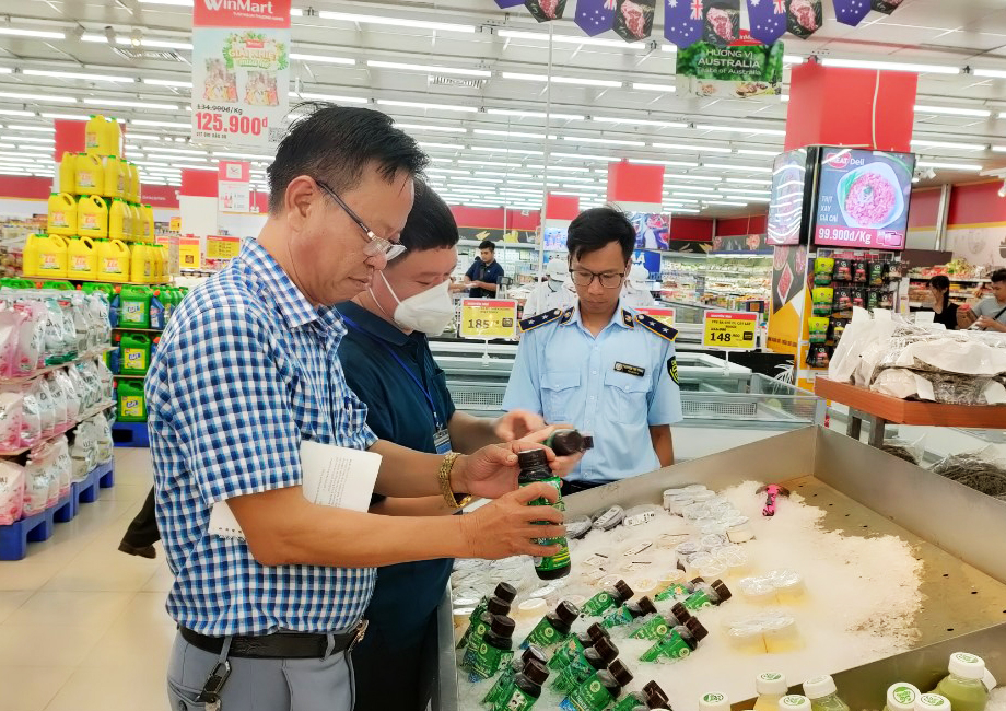 Đoàn kiểm tra liên ngành kiểm tra các sản phẩm Việt được bán tại Siêu thi Winmart Hạ Long.
