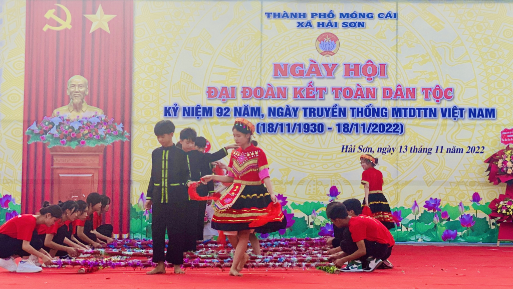 Tiết mục Nhảy sạp chào mừng Ngày Hội Đại đoàn kết toàn dân.