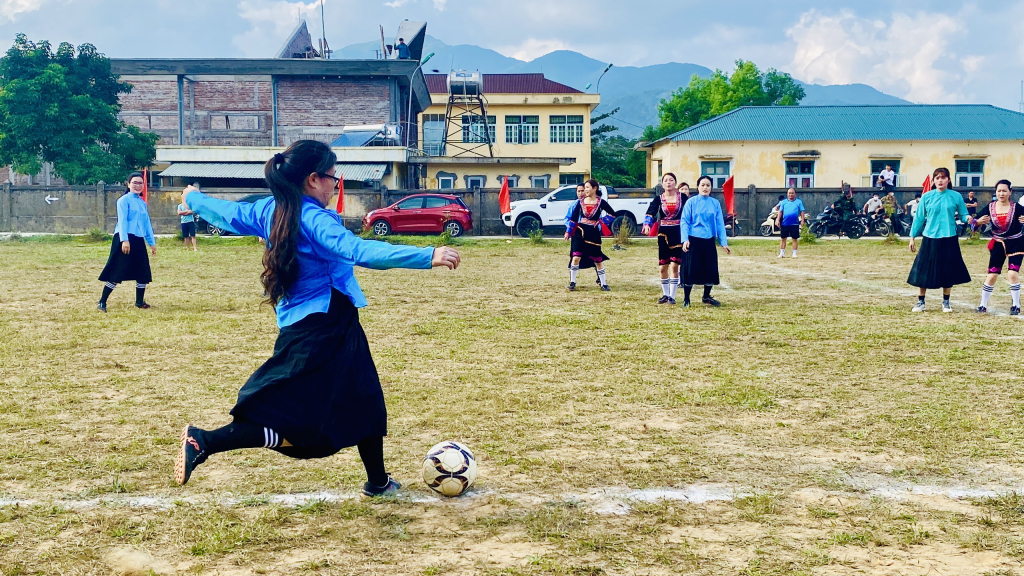 Các cô gái dân tộc Sán Chỉ và Dao mặc trang phục truyền thống đá bóng trong Ngày hội.