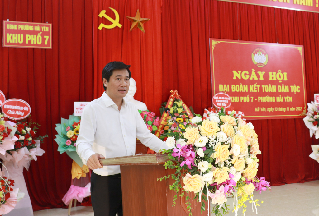 Chủ tịch UBND tỉnh Nguyễn Tường văn phát biểu tại Ngày hội Đại đoàn kết toàn dân tộc khu phố 7, phường Hải Yên, TP Móng Cái.
