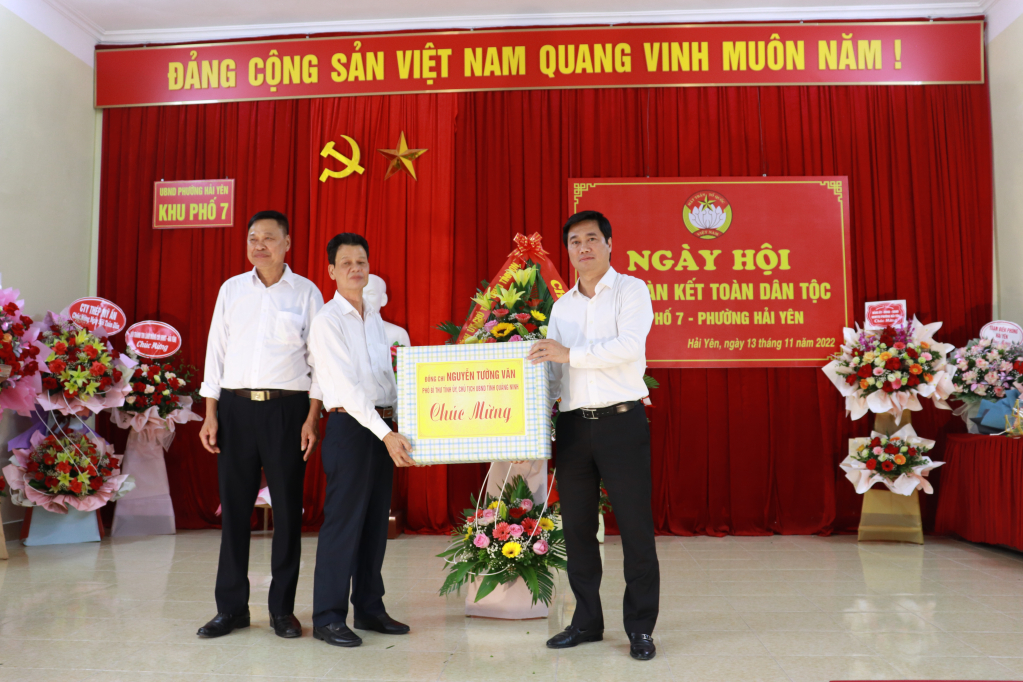 Chủ tịch UBND tỉnh Nguyễn Tường Văn tặng hoa và quà cho khu phố 7.