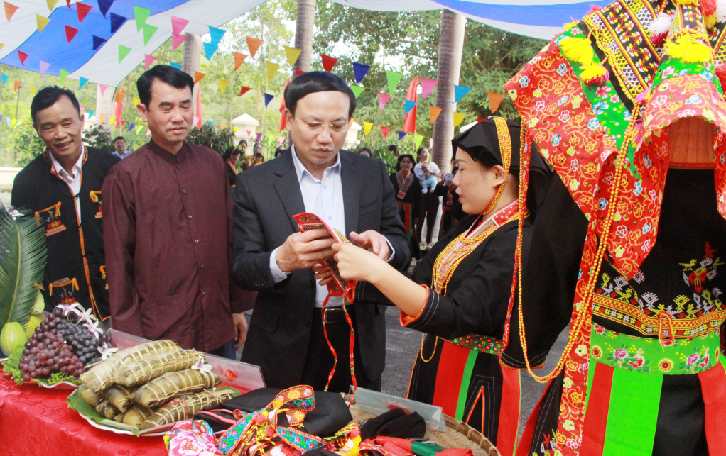 Nhân dân thôn Bằng Anh giới thiệu với đồng chí Bí thư Tỉnh ủy, Chủ tịch HĐND tỉnh về văn hóa truyền thống.