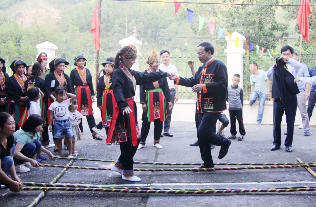 Đồng chí Bí thư Tỉnh ủy, Chủ tịch HĐND tỉnh chung vui Ngày hội đại đoàn kết toàn dân với đồng bào thôn Bằng Anh.