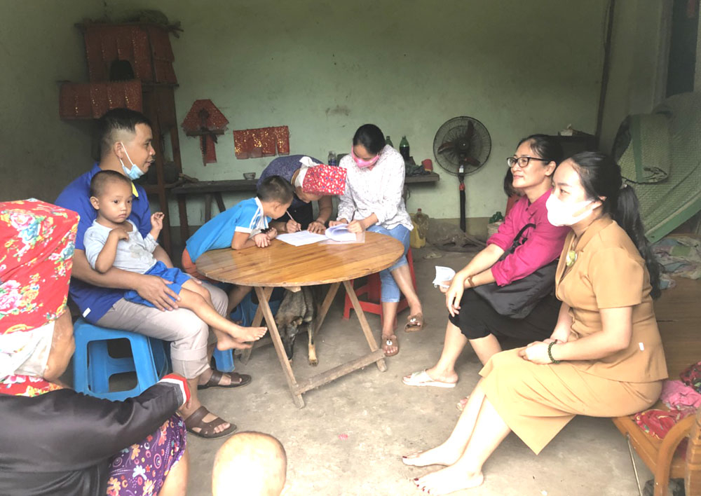 Các cô giáo (bên phải) Trường THCS&THPT Hoành Mô trong buổi vận động một gia đình học sinh ở Khu dân cư Trình Tường, thuộc thôn Pắc Cương, xã Hoành Mô