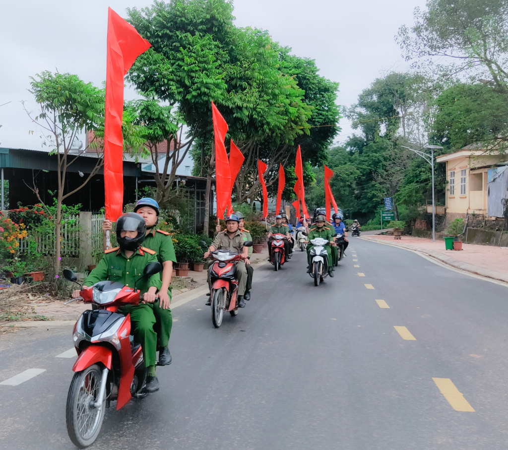 Các lực lượng xuống đường tuyên truyền và làm nhiệm vụ