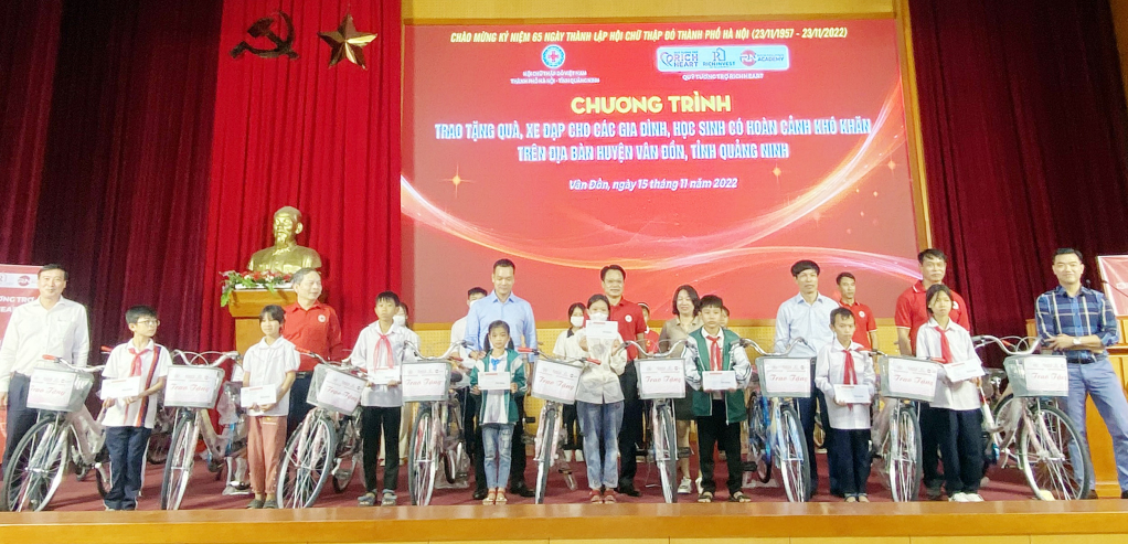Lãnh đạo Hội CTĐ tỉnh, Hội CTĐ TP Hà Nội và huyện Vân Đồn trao tặng xe đạp cho học sinh có hoàn cảnh khó khăn trên địa bàn huyện Vân Đồn.