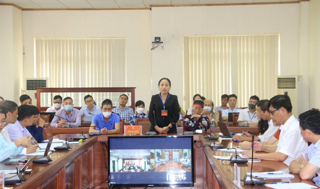 Đại diện hộ dân khu 1, phường Hà Tu (TP Hạ Long) trình bày kiến nghị đến Hội đồng tiếp công dân.