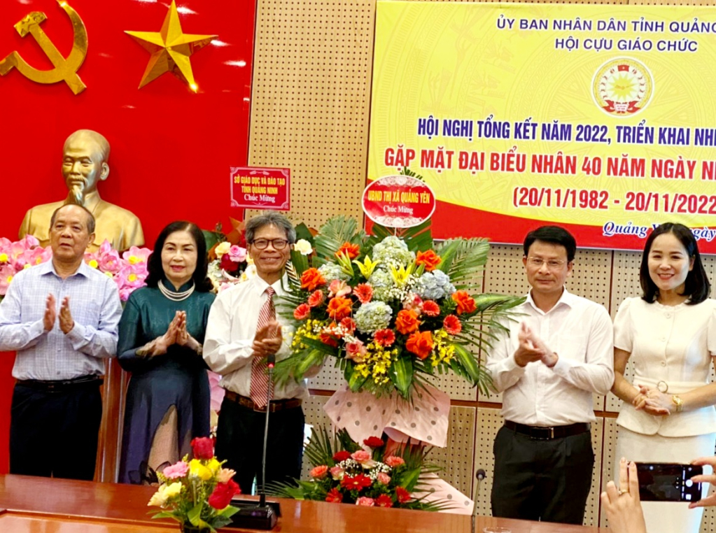 Đồng chí Dương Văn Hào – Phó Chủ tịch UBND TX tặng hoa chúc mừng Hội Cựu giáo chức tỉnh nhân kỷ niệm 40 năm ngày Nhà giáo Việt Nam