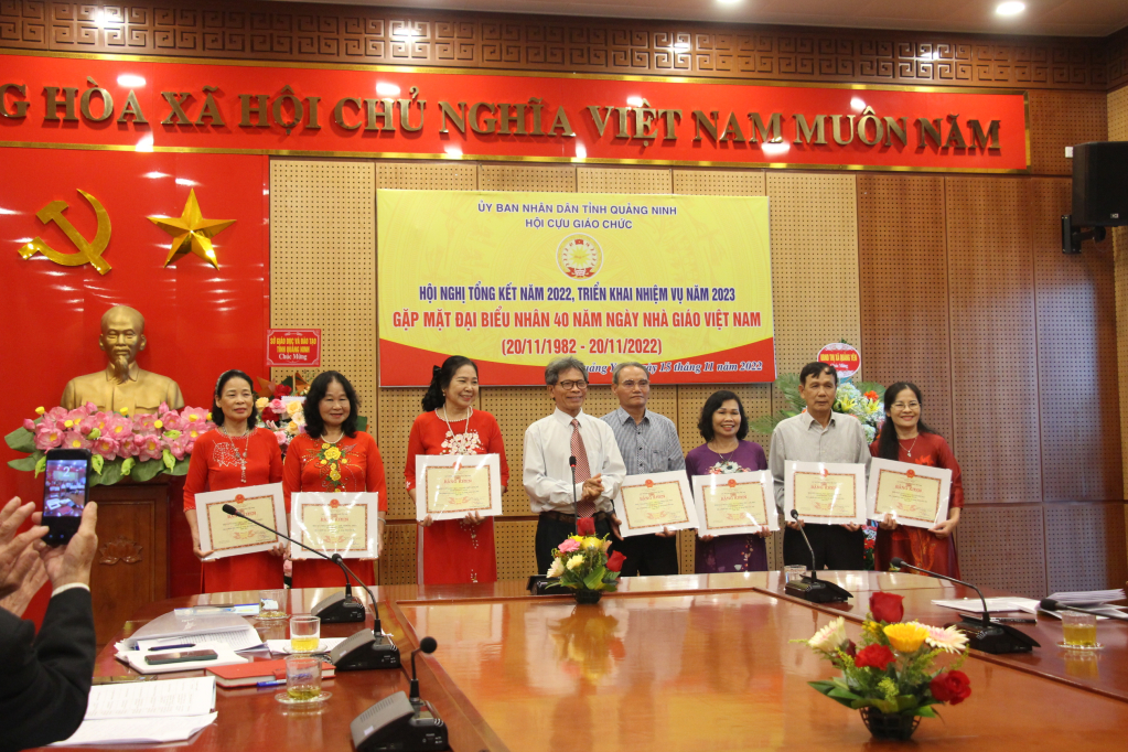 Hội cựu giáo chức Việt Nam tặng Bằng khen cho 8 tập thể và 13 cá nhân có thành tích xuất sắc 