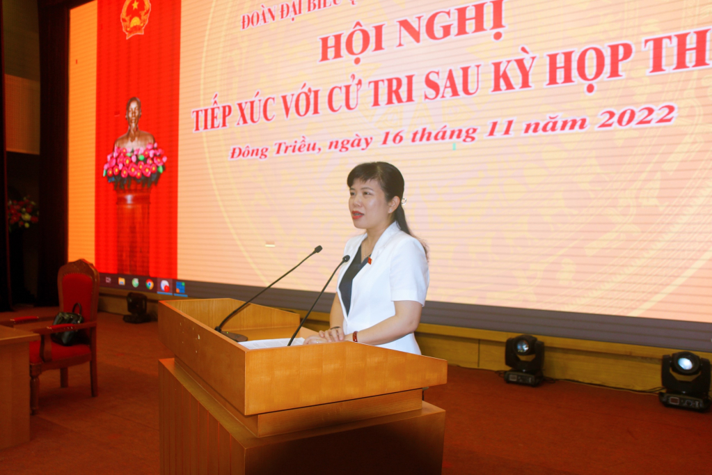 Bà Nguyễn Thị Thu Hà, Tỉnh uỷ viên, Phó trưởng Đoàn ĐBQH tỉnh, Uỷ viên Uỷ Tài chính- Ngân sách của Quốc hội khoá 15 phát biểu tại hội nghị tiếp xúc cử tri.