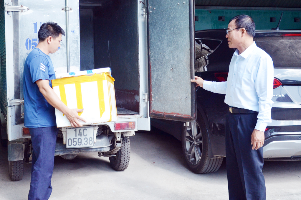 Ông Đào Anh Miên chỉ đạo nhân viên phân phối sản phẩm chả mực ra thị trường.