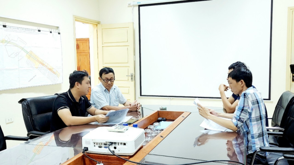 Cán bộ Trung tâm phát triển quỹ đất TX Quảng Yên trao đổi với công dân liên quan phương án giải phóng mặt bằng.