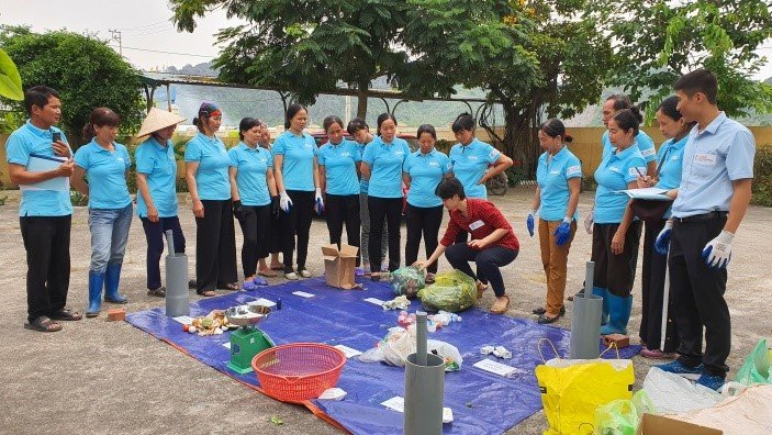 Hội Nông dân tỉnh tổ chức tập huấn cách phân loại rác tại nguồn cho các hộ dân trên địa bàn TP Hạ Long. Ảnh: Phạm Tăng