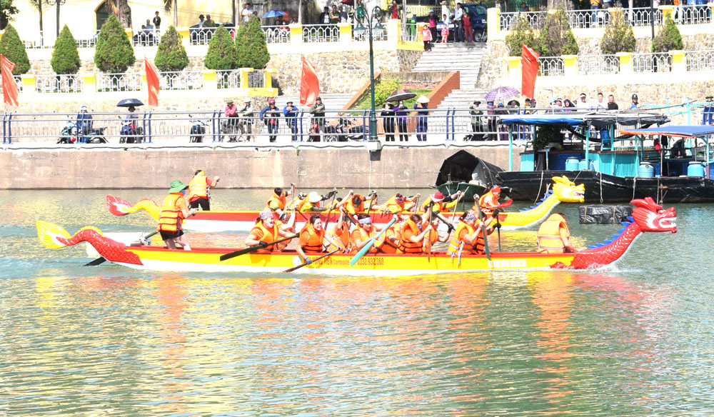 Chị em phụ nữ  đua thuyền tại Tuần Văn hóa - Thể thao các dân tộc vùng Đông Bắc lần thứ III tại huyện Tiên Yên