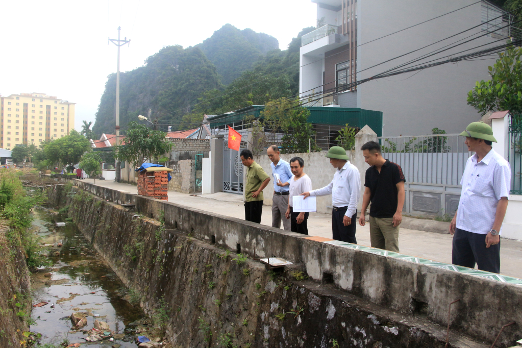 Bí thư Chi bộ, Trưởng khu 7B Phạm Quang Hanh (giữa) cùng các đồng chí đảng viên chi bộ khảo sát hiện trạng môi trường con suối chảy qua địa bàn khu phố 7B.