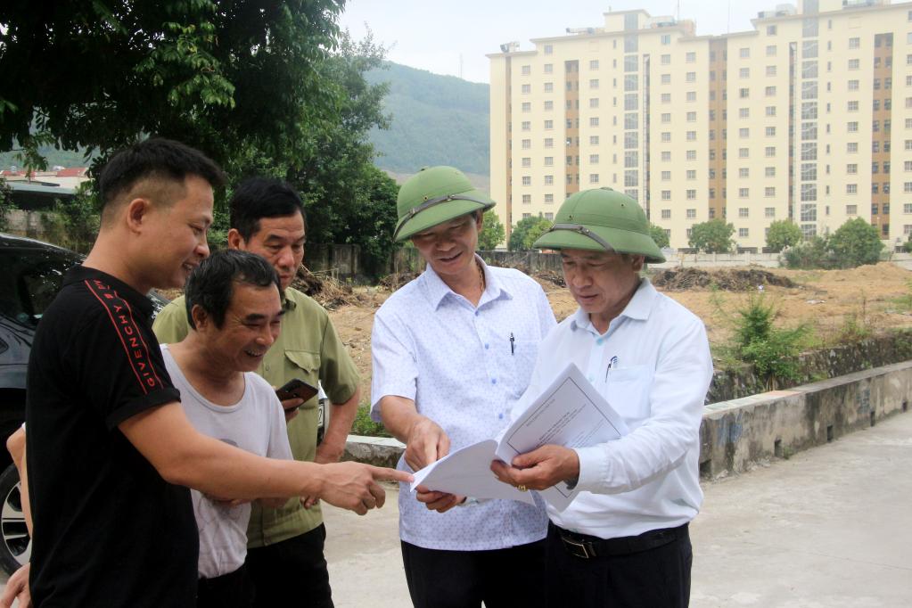 Bí thư Chi bộ, Trưởng khu 7B Phạm Quang Hanh (ngoài cùng bên phải) trao đổi cùng các đảng viên, nhân dân trong khu về kế hoạch xây dựng đô thị văn minh.