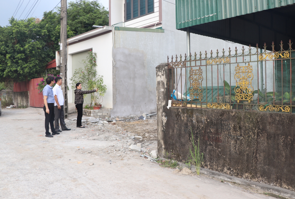 Một hộ dân khu Hiệp An 2, phường Phương Nam đã chủ động phá bỏ hàng rào từ sớm để dành đất phục vụ làm đường. 