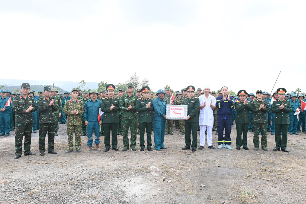 Thiếu tướng Bùi Công Chức, Phó Chính ủy Quân khu 3 tặng quà, động viên các lực lượng tham gia diễn tập.