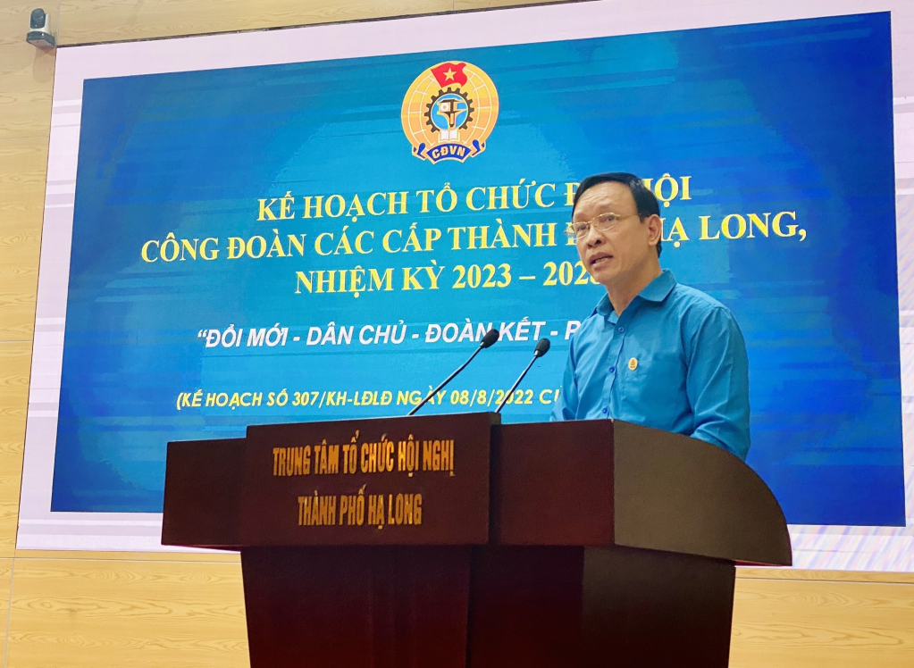 Đồng chí Phạm Ngọc Hưng, Chủ tịch LĐLĐ Hạ Long tập huấn công tác chuẩn bị đại hội công đoàn.