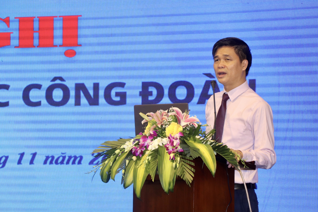 Đồng chí Ngọ Duy Hiểu, Phó Chủ tịch Tổng LĐLĐ Việt Nam tập huấn tại hội nghị.
