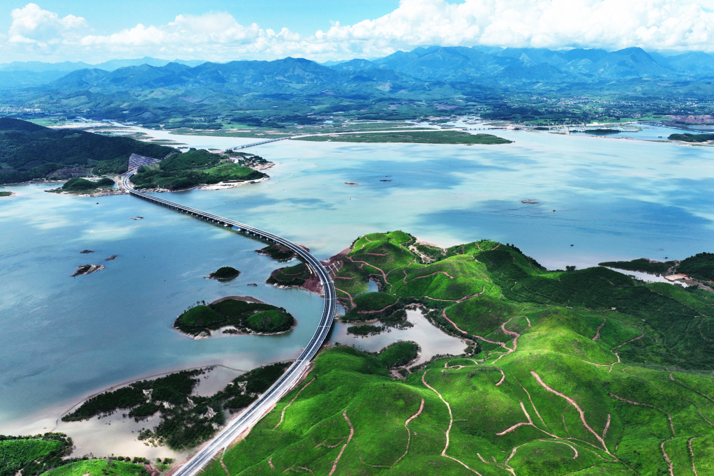 Cao tốc Vân Đồn - Móng Cái đã và đang thúc đẩy hoạt động du lịch, xuất nhập khẩu, phát triển kinh tế - xã hội ở nhiều địa phương trong tỉnh phát triển.