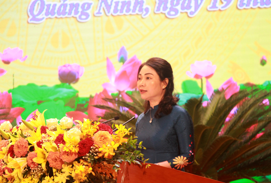 Giám đốc Sở GD&ĐT Nguyễn Thị Thúy đọc diễn văn ôn lại truyền thống 40 năm ngày Nhà giáo Việt Nam.