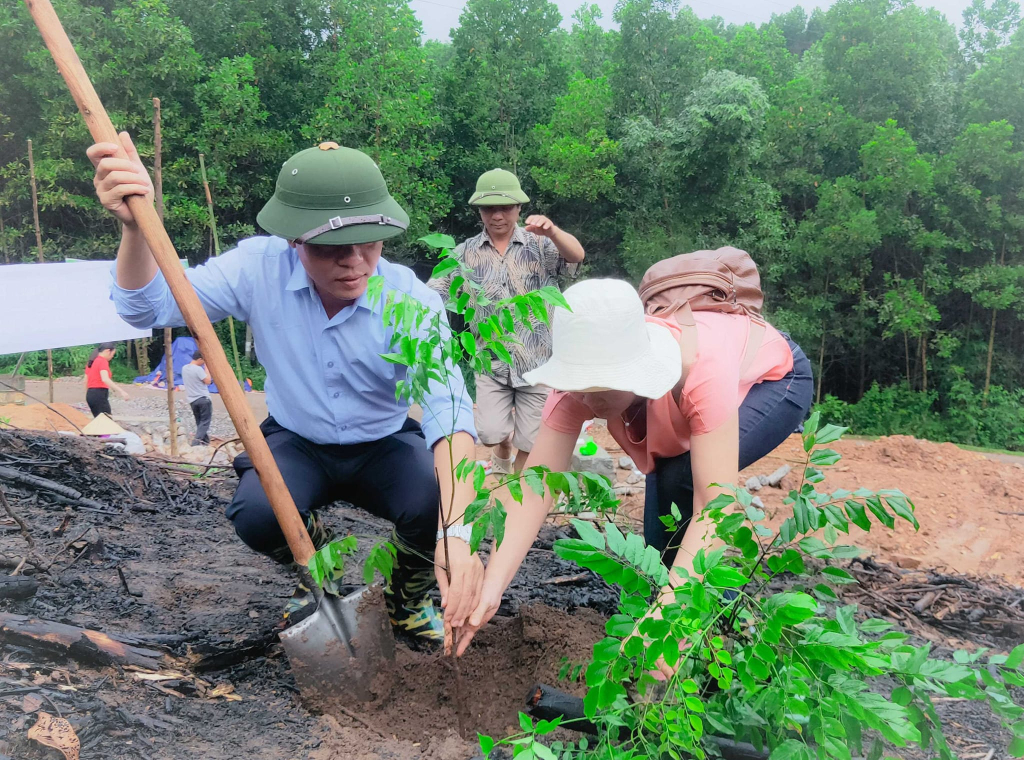 Lãnh đạo huyện Ba Chẽ  tham gia chương trình trồng cây gỗ lớn tại xã Thanh Lâm.