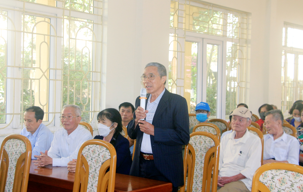 Cử tri khu 7 phường Vàng Danh (TP Uông Bí), phát biểu ý kiến tại hội nghị.