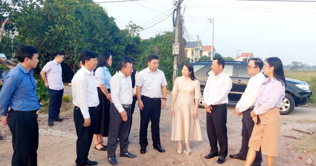 Đoàn giám sát của HĐND tỉnh nghe UBND huyện Hải Hà và Công ty TNHH KCN Texhong Việt Nam báo cáo về những nguyên nhân khiến dự án khu nhà ở công nhân diện tích 23ha chậm được triển khai vào 8-11. Ảnh Hữu Việt