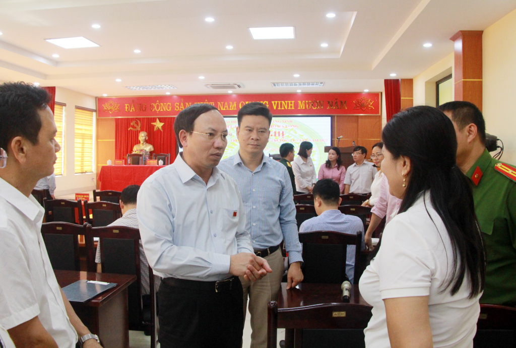 Đồng chí Bí thư Tỉnh ủy, Chủ tịch HĐND tỉnh trao đổi với các cử tri xã Thống Nhất, TP Hạ Long.