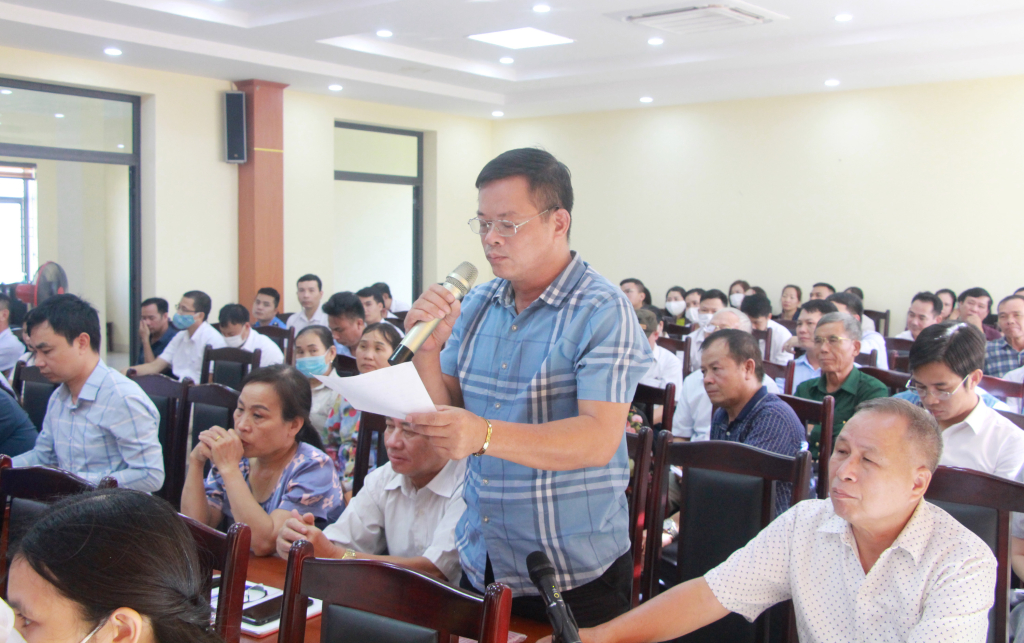 Cử tri phường Hà Khánh (TP Hạ Long) nêu kiến nghị tại buổi tiếp xúc.