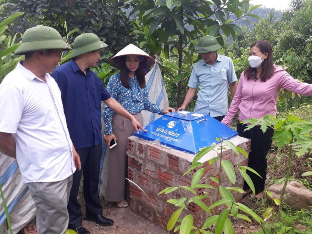 Hội LHPN huyện Ba Chẽ hỗ trợ, vận động xây dựng hố ủ phân, thùng ủ rác hữu cơ cho hội viên và người dân trên địa bàn huyện.