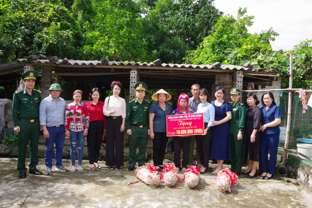Đoàn công tác của Hội LHPN tỉnh trao mô hình kinh tế nuôi lợn nái cho gia đình chị Lỷ Tài Múi, xã Quảng Sơn (huyện Hải Hà).