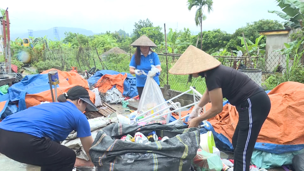 Phụ nữ Khu 7, phường Hà Tu, TP Hạ Long với mô hình biến rác thành tiền bảo vệ môi trường.