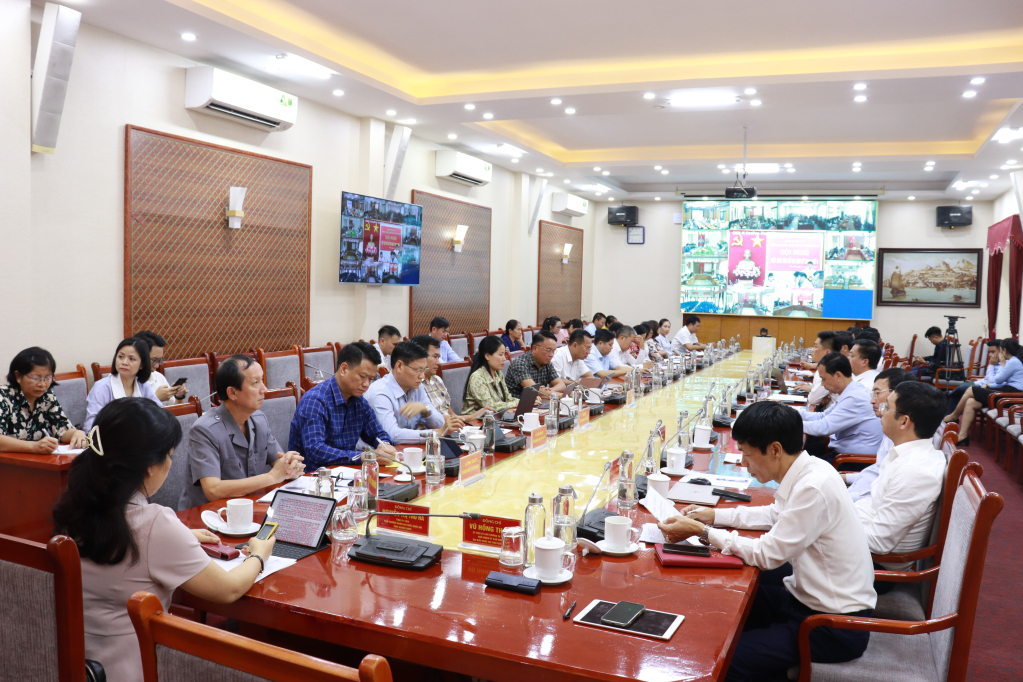 Quang cảnh hội nghị tiếp xúc cử tri tại huyện Vân Đồn.