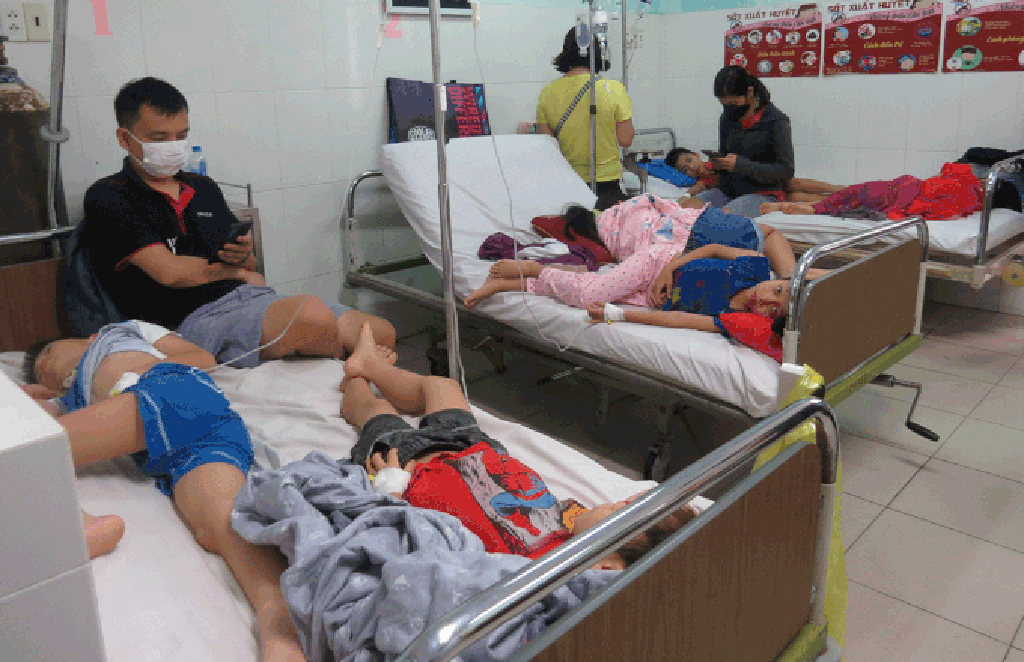 Học sinh trường Ishcool Nha Trang bị ngộ độc điều trị tại Bệnh viện Đa khoa tỉnh Khánh Hòa, trưa 18/11. Ảnh: Bùi Toàn