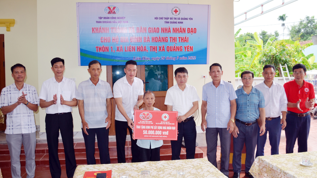Lãnh đạo Hội CTĐ tỉnh và Tập đoàn TKV cùng đoàn thể, chính quyền địa phương của TX Quảng Yên trao tặng kinh phí xây dựng nhà cho bà Hoàng Thị Thái người già cô đơn tại xã Liên Hòa (TX Quảng Yên) tháng 9/2022.