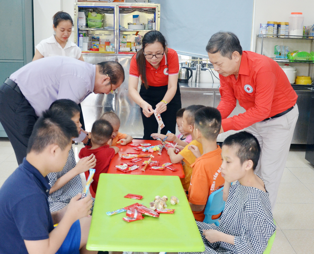 Hội Chữ thập đỏ tỉnh cùng nhà hảo tâm trao tặng Trung thu cho các em nhỏ tại Cơ sở Bảo trợ, chăm sóc trẻ em có hoàn cảnh đặc biệt tỉnh, tháng 8/2022.