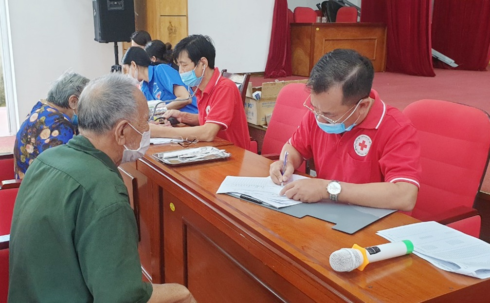 Các bác sĩ thuộc Hội Chữ thập đỏ tỉnh phối hợp tham gia khám, cấp phát thuốc miễn phí cho thương bệnh binh, người có công, người nghèo trên địa bàn TX Đông Triều cuối năm 2021.