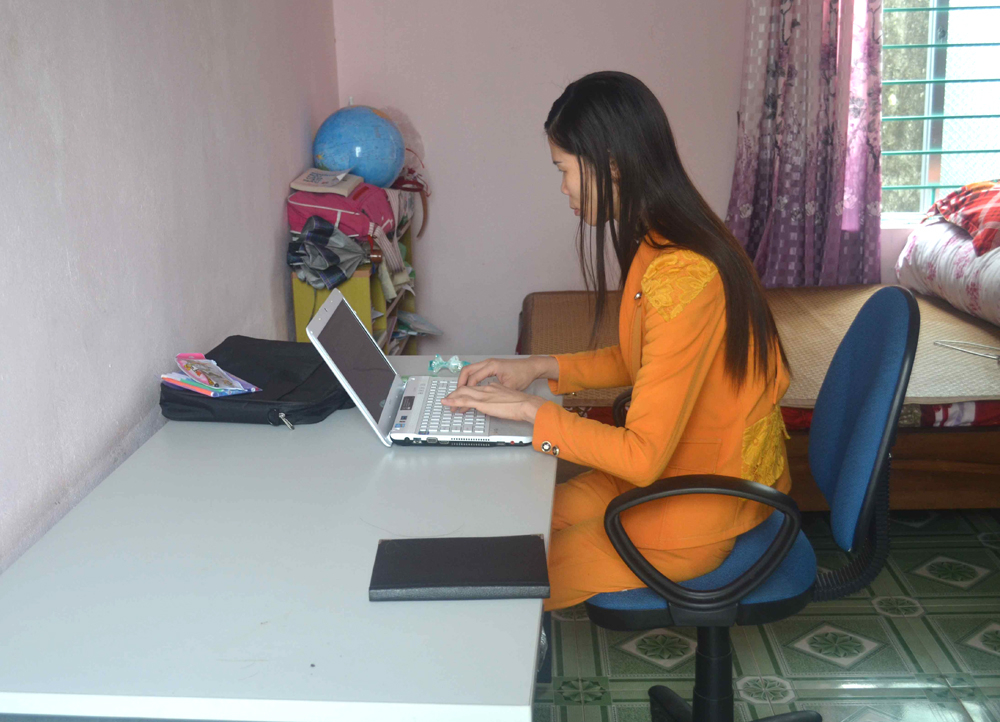 Chị Châu Thị Bông, Hội viên Hội Người mù huyện Vân Đồn sử dụng thành thạo máy vi tính từ nhiều năm nay