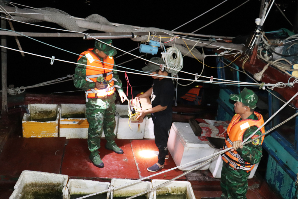 Lực lượng biên phòng Mũi Ngọc, Đồn Biên Phòng Trà Cổ (TP Móng Cái) phát hiện, xử lý tàu khai thác thủy sản bằng kích điện. 
