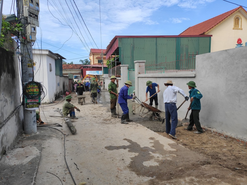 Người dân khu Bình Lục Hạ hiến đất và tham gia làm tuyến đường Trung tâm khu.