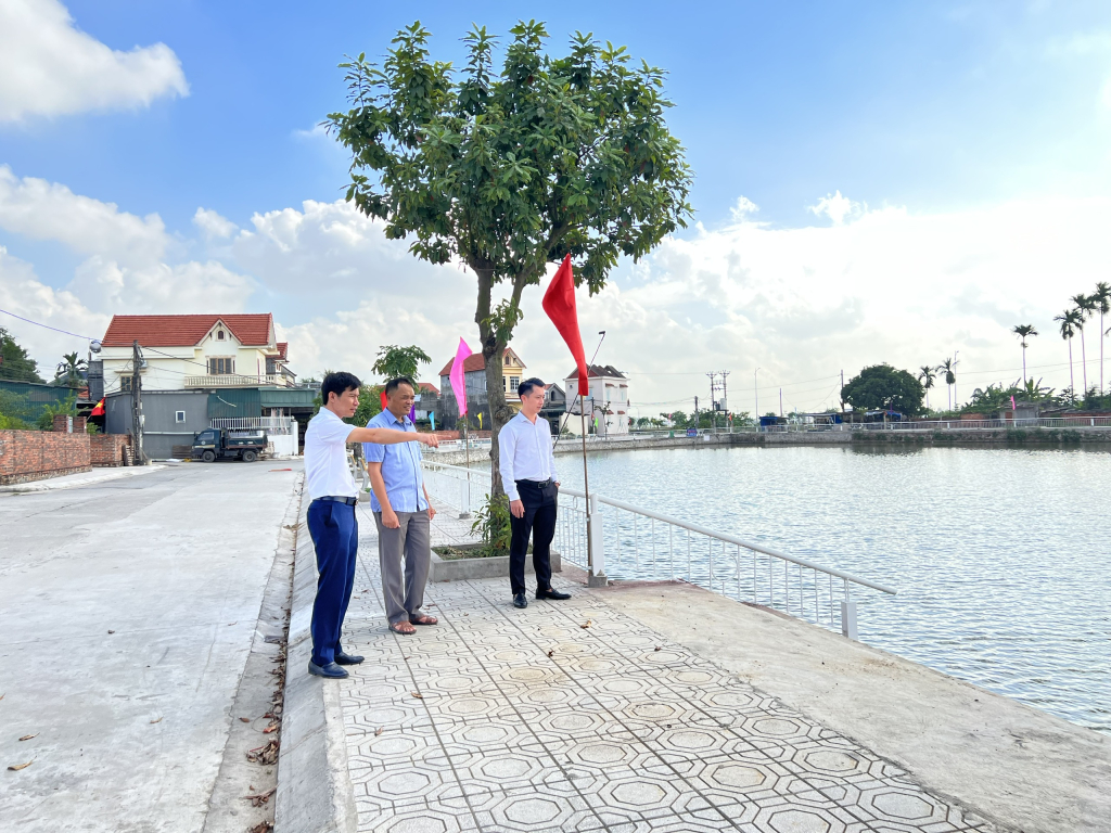 Lãnh đạo Đảng ủy phường Hồng Phong thị sát khu dân cư.